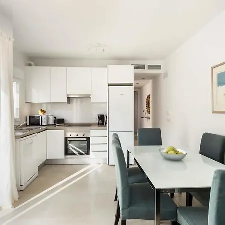 Sleeps 6 With Pool Air Con And Wifi *